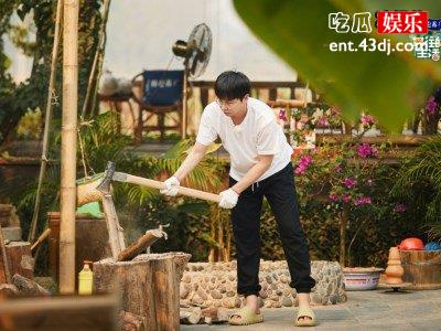 《向往的生活》剧照晒四人劳动照，妹妹手中的东西真特别！