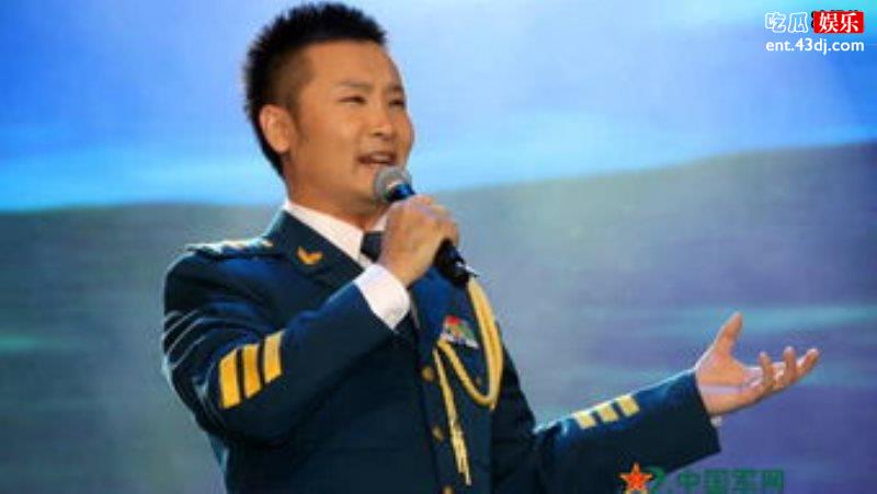 刘和刚小9岁妻子气质丝毫不逊色，晒家庭聚会曝光父母“陋室”