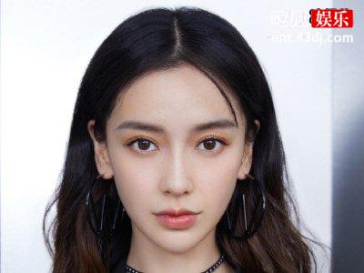 杨颖在富婆面前卑微，为了儿子低头哈腰没有一点明星样！