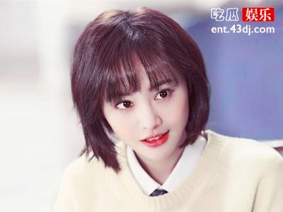 话题女王郑爽又出幺蛾子，路边自拍脚上鞋子引关注！