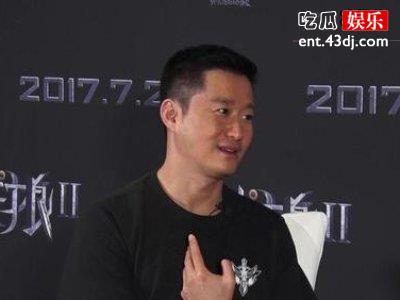 吴京满头白发成龙拍不了高难度动作戏，功夫巨星真让人心疼！