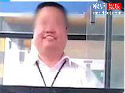 高速收费员假笑在网上走红，假笑只不过是职业的需要