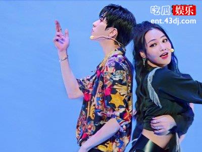 青你2学员拍时尚cosmo大片，比比谁的眼神最杀看她们俩就行！