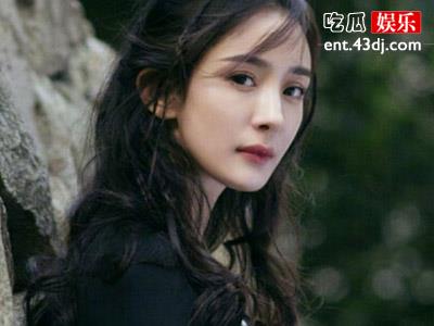 杨幂公众形象损毁，当众扣鼻子女神脸面碎一地！