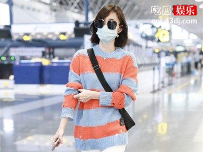 王丽坤现身长沙机场，拼接针织衫搭白色牛仔裤，清新靓丽