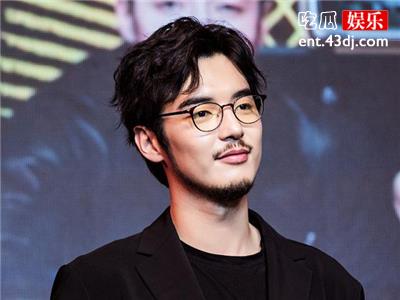 于正力捧金世佳，展播也能成为男版千颂伊