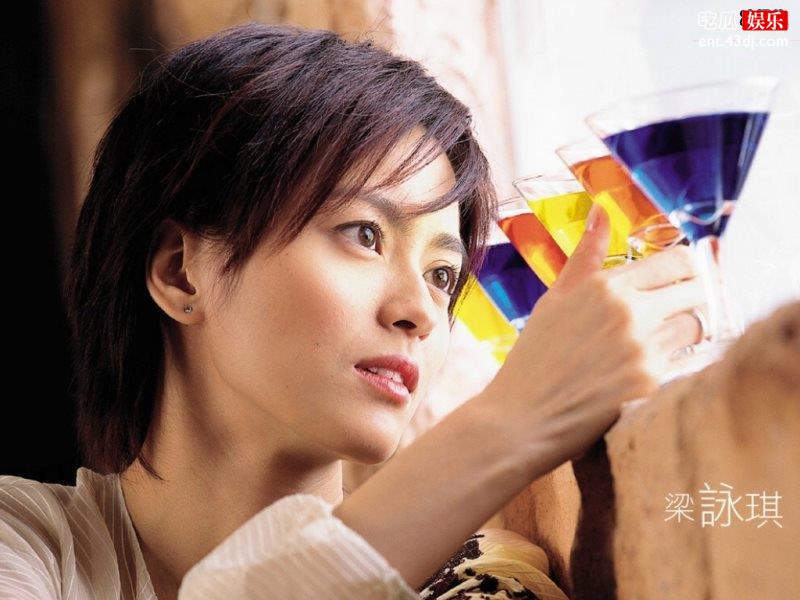 梁咏琪晒全家照片混血女儿颜值太高，老公却显老气