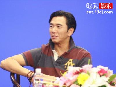 曾经的男神现已成“大婶”，温兆伦已开始秃顶！