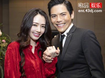 向佐干爹亲自提笔书写结婚祝福，郭碧婷和向佐一脸恩爱