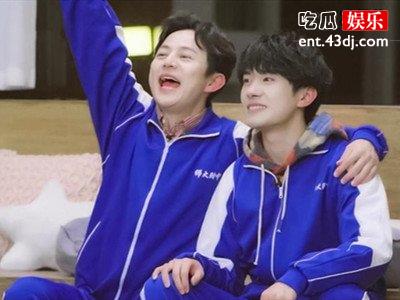 《朋友请听好》何炅为何送易烊千玺校服？兑现曾经的约定