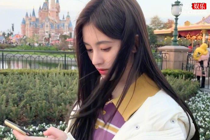 鞠婧祎郭敬明二人一样高？二人谁的身高作假了？