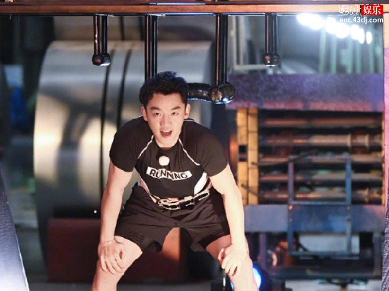 《跑男8》首播集体合影！郭麒麟蔡徐坤二人站一起略显尴尬