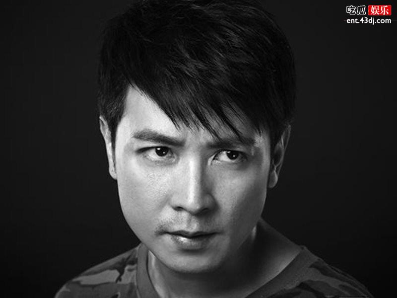 保剑锋与何珈好结婚11周年，带儿子出门合影拍照地点很有意义