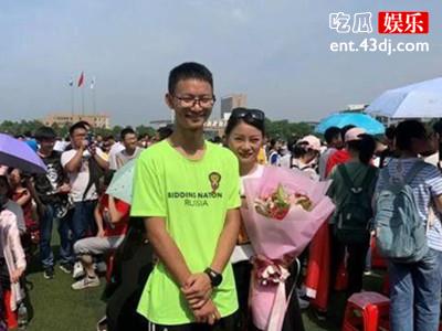 高考生考场外跪谢母亲 感恩重要还是成绩重要？