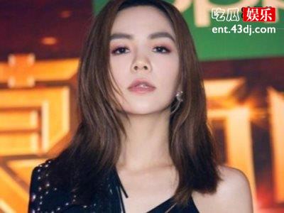 ella儿子照片曝光游玩晒自拍，网友直呼太甜了
