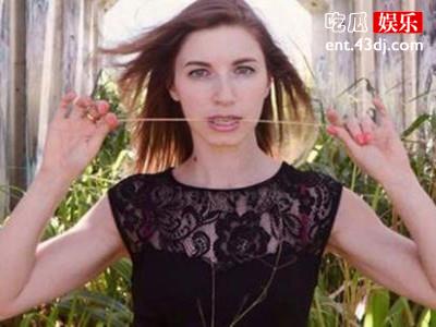 林赛·米尔斯在俄罗斯地位 斯诺登和女友在莫斯科