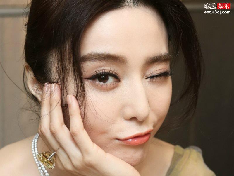 范冰冰受邀与大学生聊天，气质状态宛如清纯少女