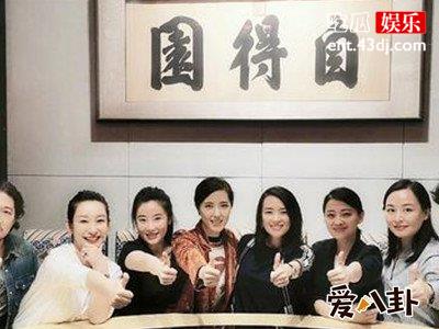 章子怡微博晒同学会照片，让人意外她们居然是同学！