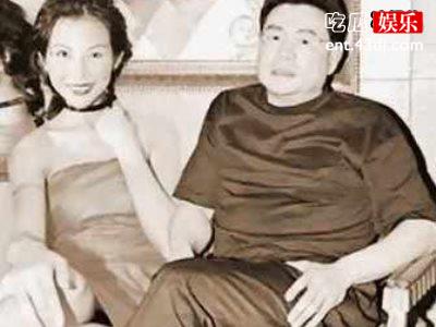 蔡少芬再次现身重庆，带娃逛街两不误一身休闲好惬意