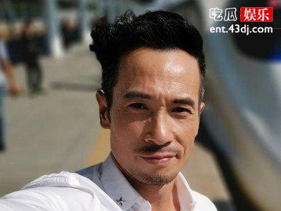 暖心！视帝陈豪遇残疾人粉丝求合影，主动让对方上车合影