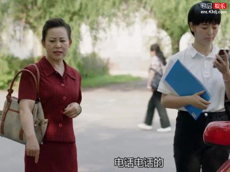 《乡村爱情》谢小梅晒女儿照片，母女一摸一样商场里跳舞引热议！