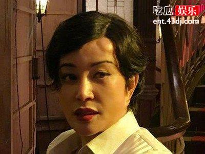 刘晓庆自曝拍《八佰》受伤，因意外摔倒，画面看起来触目惊心