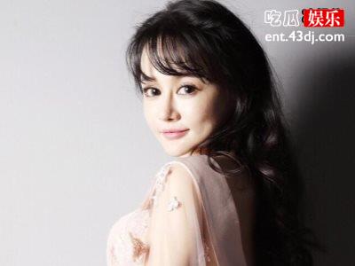 不愧是拳王的妻子，冉莹颖穿着恨天高抱娃依旧稳！