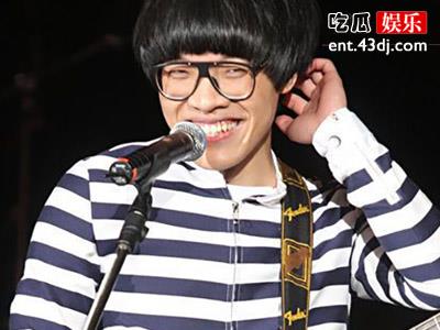 在我眼前却又消失不见是哪首歌的歌词？原唱是谁？