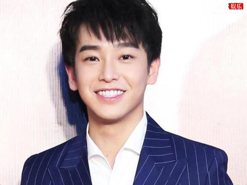 彭昱畅官宣恋情首露面女友正面照曝光，这颜值一点不输当红明星