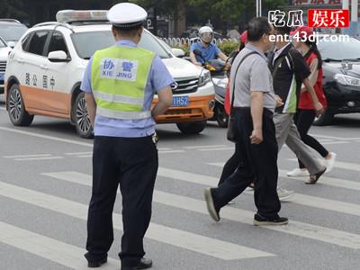 震惊！交警对摔倒的路人视而不见，真相竟然是？