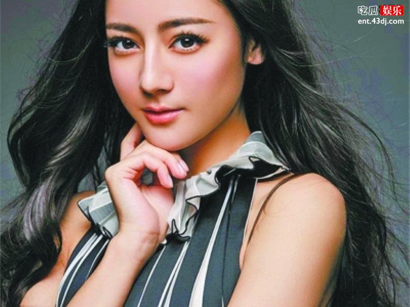 变态男子贼心不死，骚扰热巴却被抓严加看管却毫无悔过