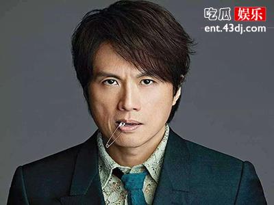 黄子华退出栋笃笑舞台 57岁才迎娶女友的他发生了什么
