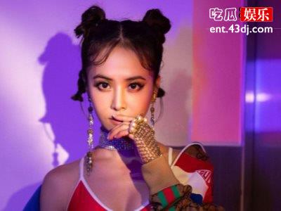 蔡依林披荧光色棉被穿，网友：引领时尚潮流！