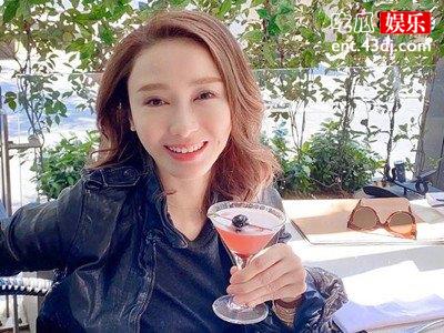 48岁黎姿晒近照略显老态，发际线后移，鱼尾纹深