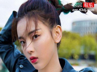 杨超越居然也有这个爱好，同款闻袜子姿势！
