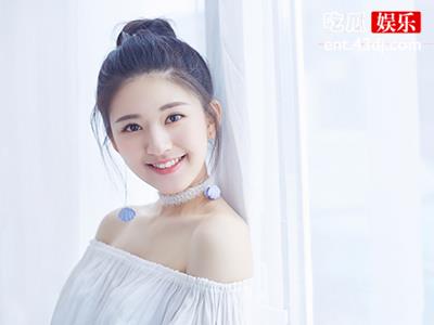 赵露思对镜头一笑真是甜到心坎了 爸爸颜值曝光女儿不愧长得这么甜