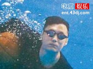 余文乐童年全裸照引热议 男神自晒旧照被调侃“尺度大”