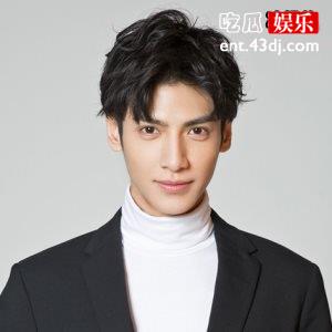 罗云熙吴倩《追光者》牵手路透，两人很般配已经三搭