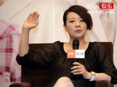 陈小艺被拍到与年轻男子同居，与老公早已分居曾与小9岁导演很亲密！