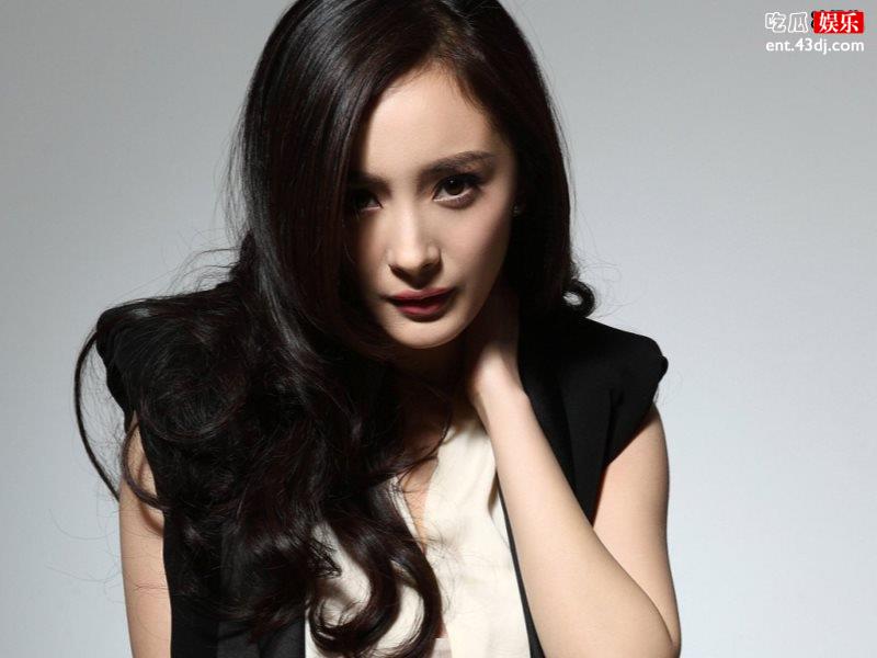 百变女王杨幂又换新装，上传海边风景照纤纤玉腿直教人爱不挪眼！