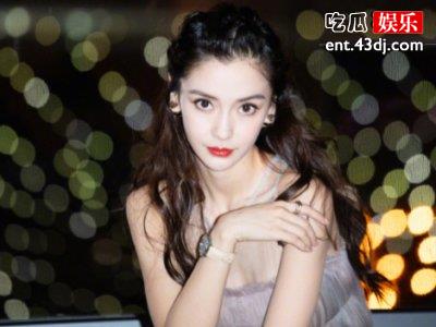 杨颖带女儿现身游泳馆 温馨画面引来围观