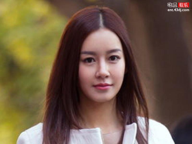 张子萱带安安出门玩却把二胎女儿留家中，小姑娘和爸爸如出一辙