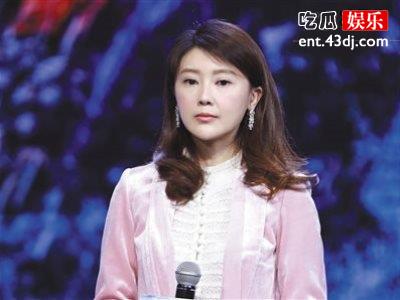 甘薇带三孩子游玩衣着宽松小腹隆起疑怀孕，网友：孩子是谁的？
