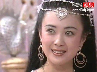 “妲己”扮演者如今快六十，近照曝光头发稀少但却十分接地气！