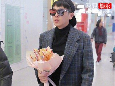 《庆余年》张若昀在机场被送鸡腿，但看清楚后不笑不行啊