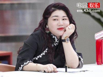 杨天真直播被多次提示衣领过低，花式遮挡后仍遭封禁