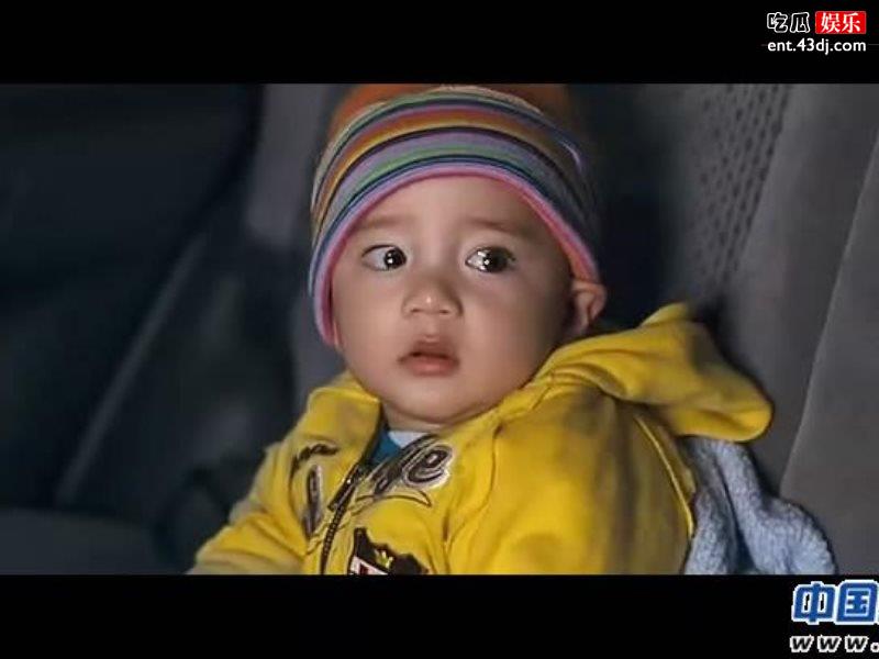 和成龙搭档出演过宝贝计划的小男孩近况，如今变成浓眉大眼帅哥？