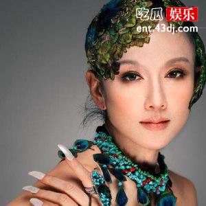 不走寻常路，杨丽萍徒弟水月和同性爱人结婚双方父亲最高兴