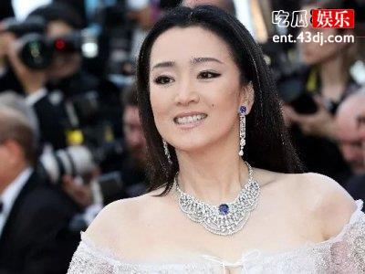 54岁巩俐大变样！携71岁老公现身发福严重还驼背