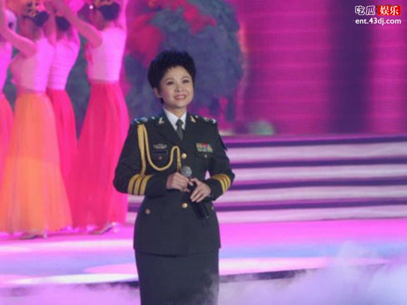 58岁董文华在商演舞台现身，因舞台简陋摔倒！